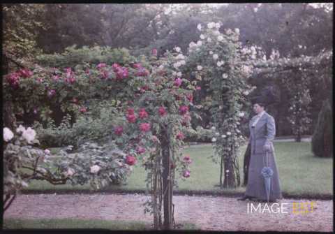 Femme dans un parc (Paris)
