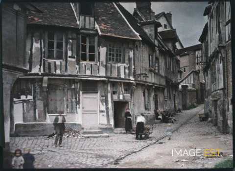 Dans une rue (Pont-de-l'Arche)
