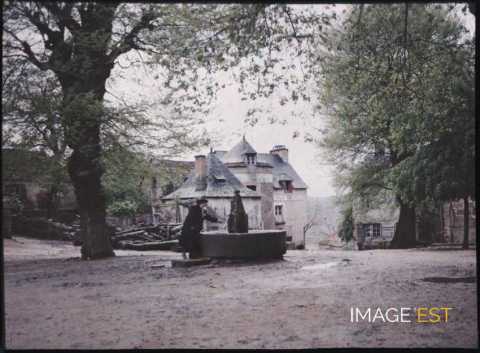 Femme près d'une fontaine (Aubazine)