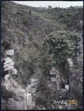 Femme assise (Gimel-les-Cascades)