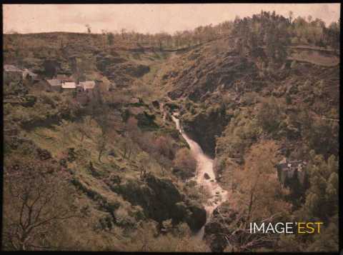 Paysage avec une cascade (Corrèze)