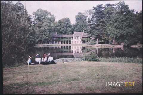 Femmes au bord de l'eau (Versailles)