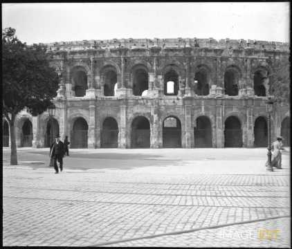 Parvis des arènes (Nîmes)
