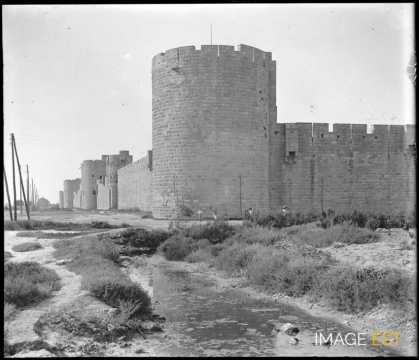 Tours et remparts (Aigues-Mortes)