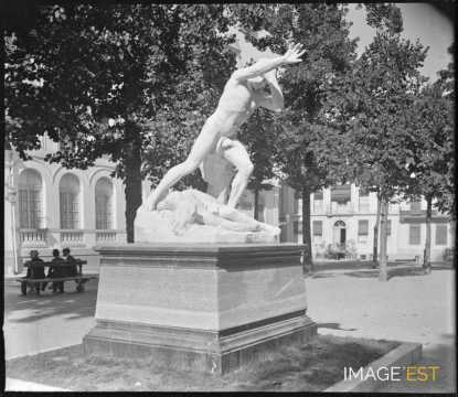 Statue de Caïn et Abel (Bagnères-de-Luchon)