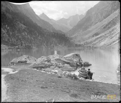 Arrivée d'une barque sur le lac de Gaube (Cauterets)