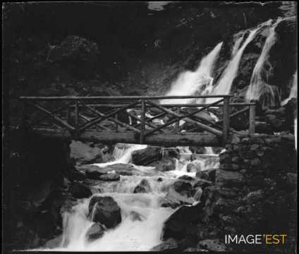 Cascade et pont en bois (Cauterets)