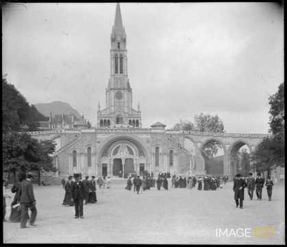 Pèlerins sur l'esplanade de la Basilique (Lourdes)