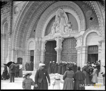 Pèlerins à l'entrée de la Basilique (Lourdes)