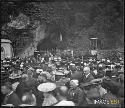 Pèlerins devant la Grotte (Lourdes)