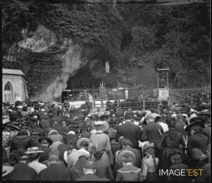 Pèlerins devant la Grotte (Lourdes)