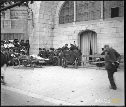 Malades sur des brancards (Lourdes)