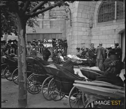 Malades sur des brancards (Lourdes)