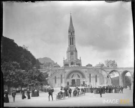 Pèlerins sur l'esplanade de la Basilique (Lourdes)