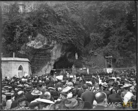 Pèlerins devant la Grotte (Lourdes)