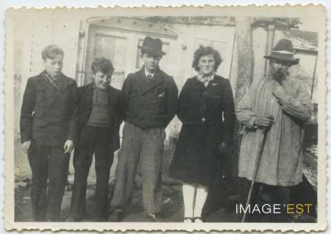 Groupe de personnes (Lemainville)