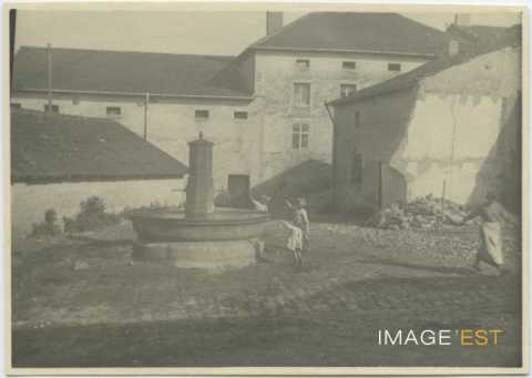 Fillettes autour d'une fontaine (Lemainville)