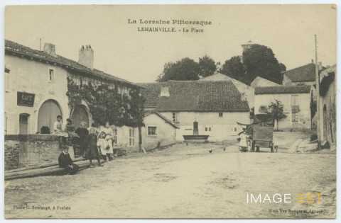 Une place (Lemainville)