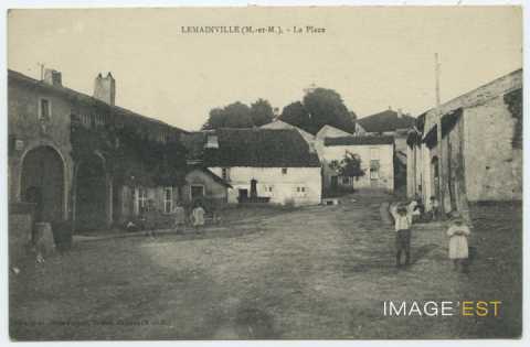 Une place (Lemainville)
