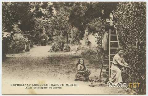 Au jardin de l'orphelinat (Haroué)