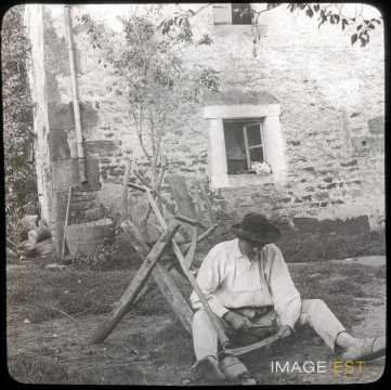 Paysan martelant une faux (Dauphiné)