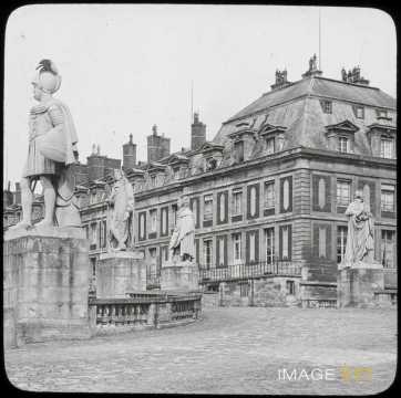 Cour du château (Chantilly)