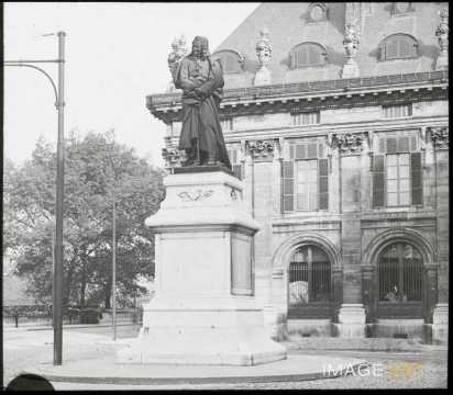 Statue de Voltaire (Paris)