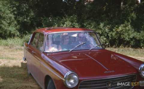 Dans une automobile