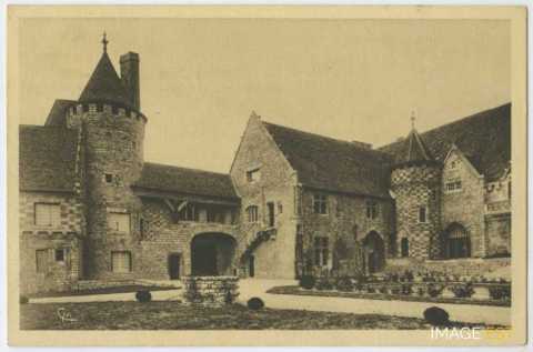Cour du château (Hattonchâtel)