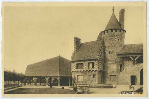 Cour et terrasse du château (Hattonchâtel)