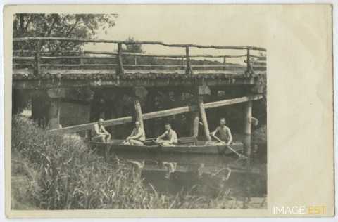 Soldats sur une barque (Essey-et-Maizerais)