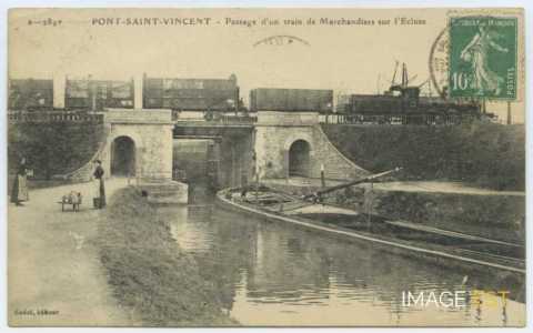 Train de marchandises sur l'écluse (Pont-Saint-Vincent)
