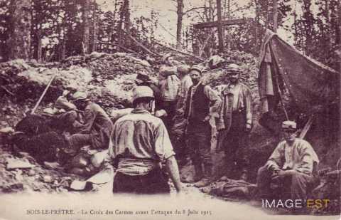 Poilus dans une tranchée  (Montauville)