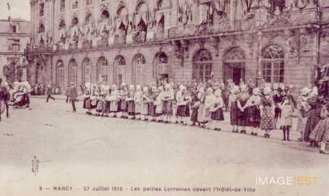 Jeunes lorraines place Stanislas (Nancy)