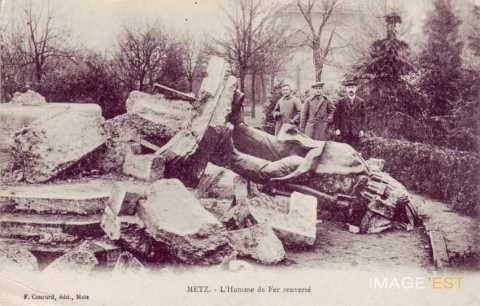 Statue du Feldgraue renversée  (Metz)
