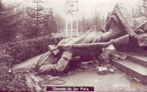 Statue du Feldgraue renversée  (Metz)