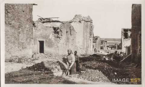 Tranchée  dans le village (Regniéville)