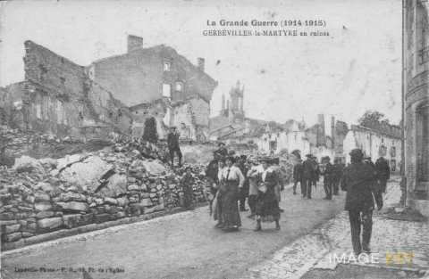 Civils au milieu des ruines (Gerbéviller)