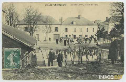 Ancien lavoir démoli en 1909 (Ay-Champagne)