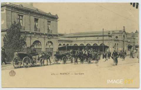 Fiacres devant la gare (Nancy