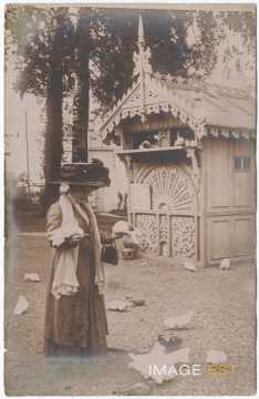 Femme aux pigeons (Nancy)