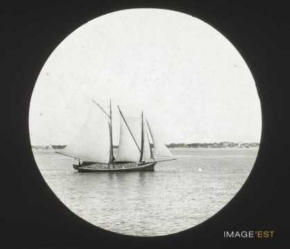 Bateau à voiles sur la Neva (Saint-Pétersbourg)