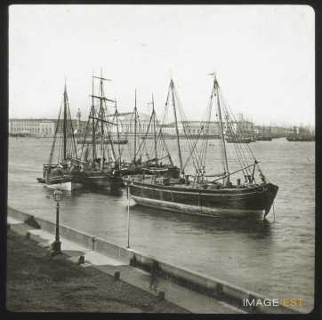 Bateaux sur la Neva (Saint-Pétersbourg)