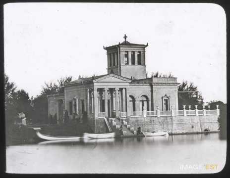 Palais au bord de l'eau (Saint-Pétersbourg ?)