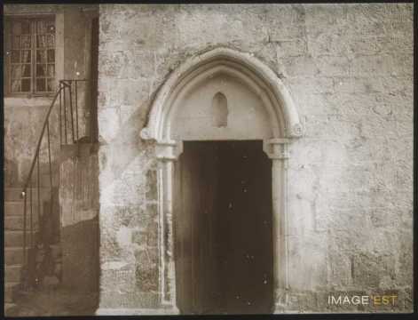 Porte gothique (Mont-Saint-Jean)