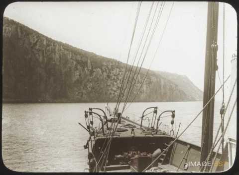 Bateau proche de la côte (Capri)