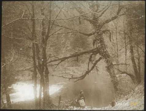Enfant au bord de l'eau (Doubs)
