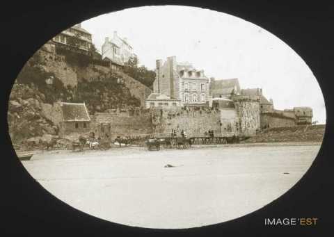 Sur la grève devant la porte du Pontorson (Mont-Saint-Michel)