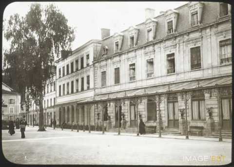 Bâtiment administratif (Contrexéville)