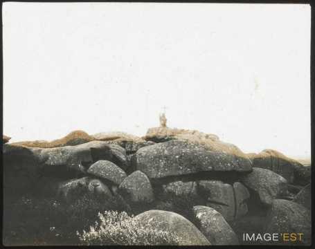 Roches de granit et statue (Trégastel)